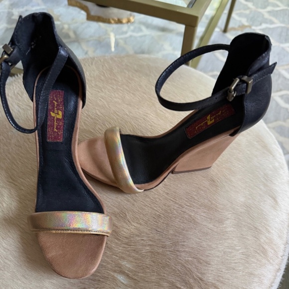 Gorgeous Strappy Wedge Sandals! - Picture 1 of 5